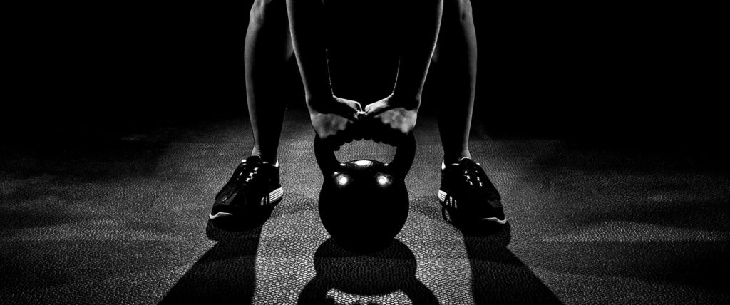 Mann hebt Gewicht während seines Persontrainings mit Tim Assmann in Ludwigshafen