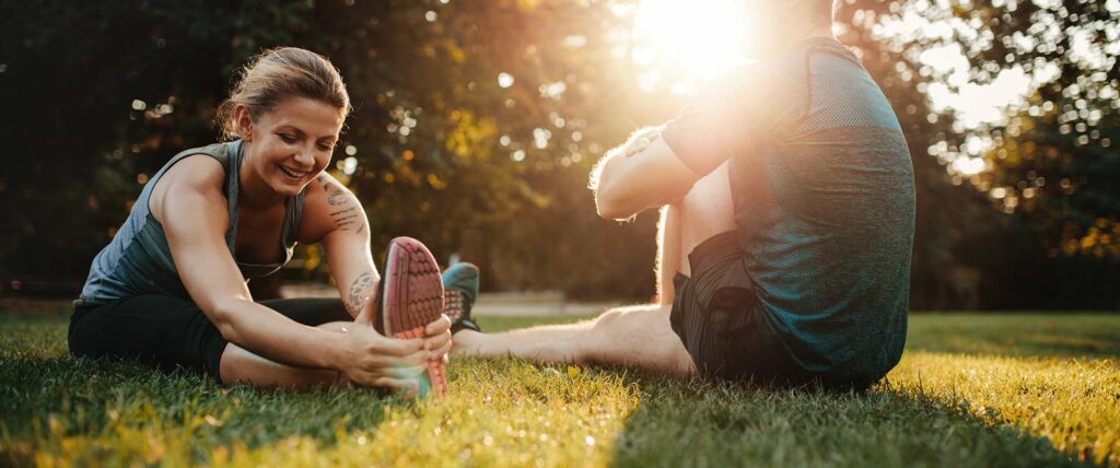 Frau und Mann im Park beim Personaltraining in Ludwigshafen